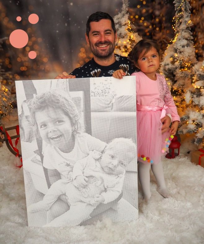 Když se obraz setká s realitou. ✨ Hotový tečkovaný obraz dvou dětí a u něj stojí tatínek s dcerou. Osobní, dojemný a...