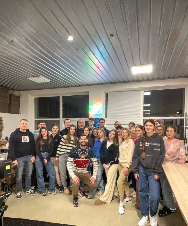 Děkujeme za kouzelnou vánoční sezónu. 🎄✨ Za každým obrazem, který jste si u nás letos objednali, stojí tihle lidé. ❤️ Náš...