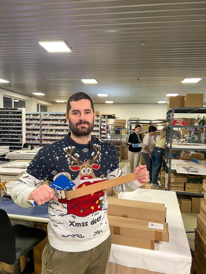 Dnes nemluvíme. Dnes jedeme. 😶💪 Páska přes pusu = plné soustředění. Dnes je poslední den, kdy vyrábíme naplno. Žádné řeči....